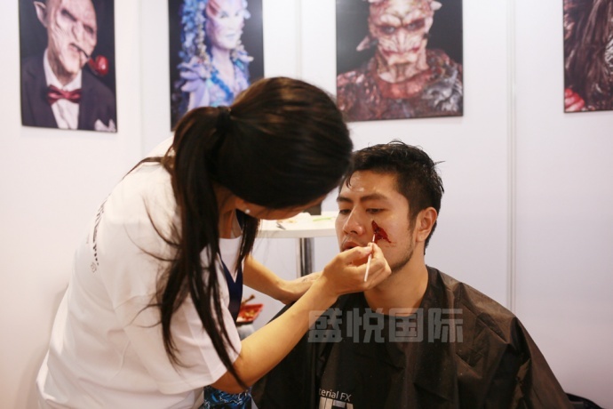 2017SHCC盛況回顧，看(kàn)盛悅國(guó)際現(xiàn)場(chǎng)展示物(wù)理(lǐ)特效化(huà)妝（多(duō)圖來(lái)襲！）