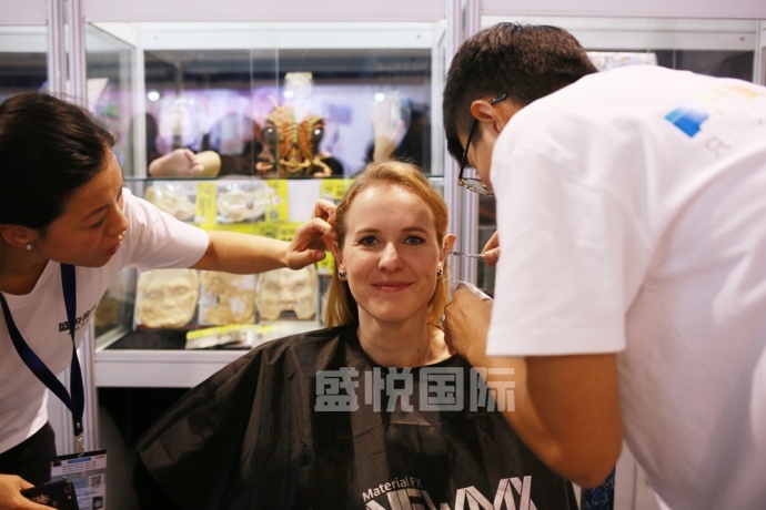 2017SHCC盛況回顧，看(kàn)盛悅國(guó)際現(xiàn)場(chǎng)展示物(wù)理(lǐ)特效化(huà)妝（多(duō)圖來(lái)襲！）